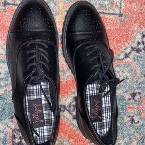 Black dress shoes